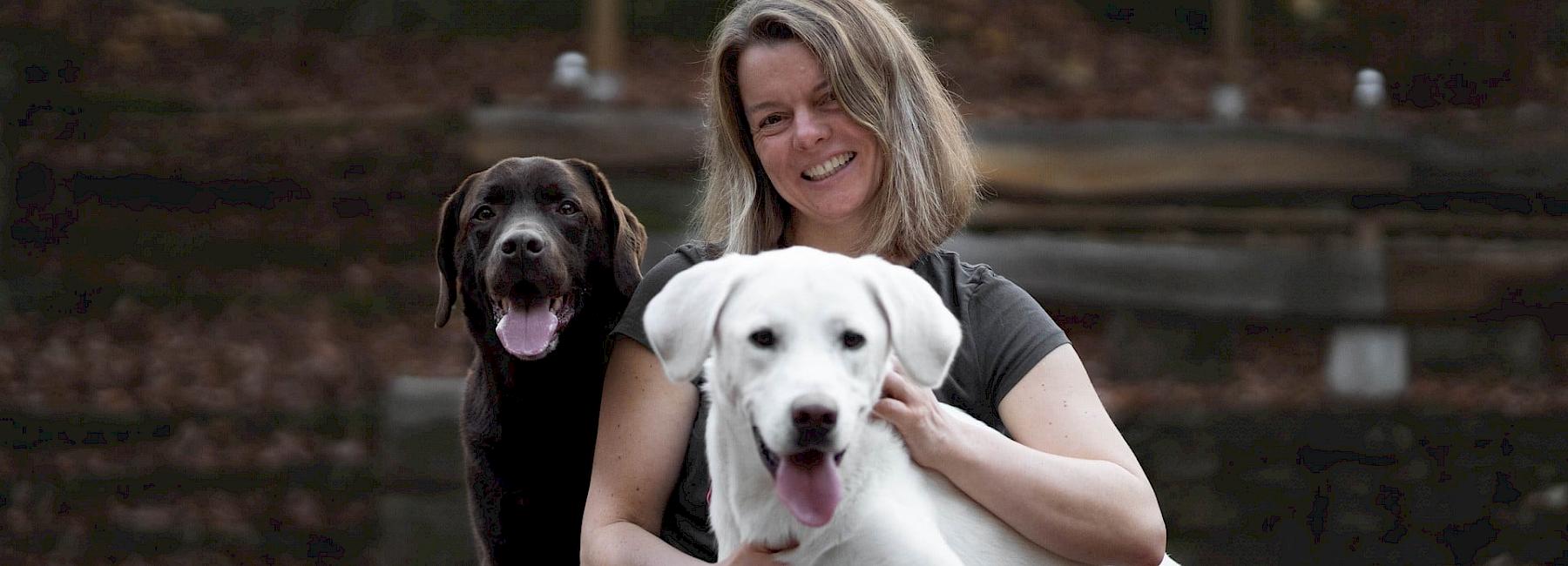 Nelly Hiedl mit den Hunden Flocke und Linus