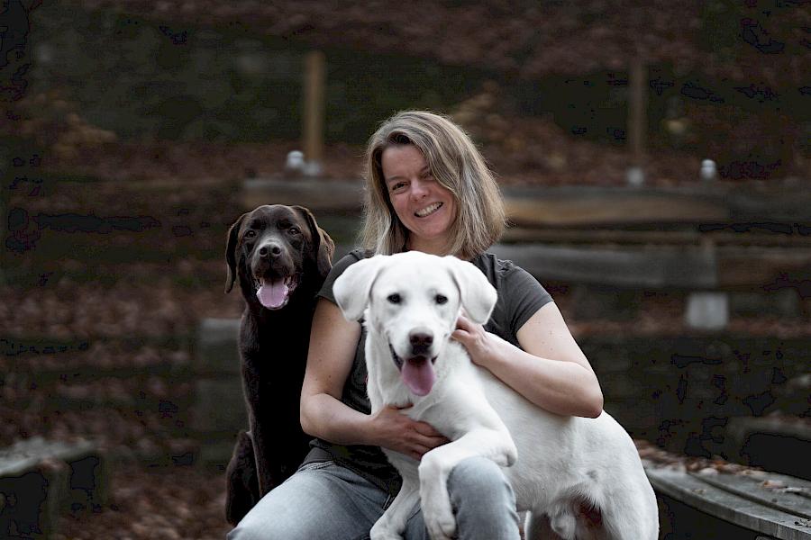 Nelly Hiedl mit den Hunden Flocke und Linus