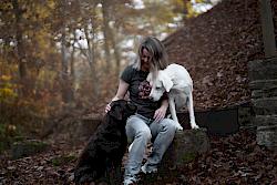 Traumacoach Nelly Hiedl mit den Hunden Flocke und Linus